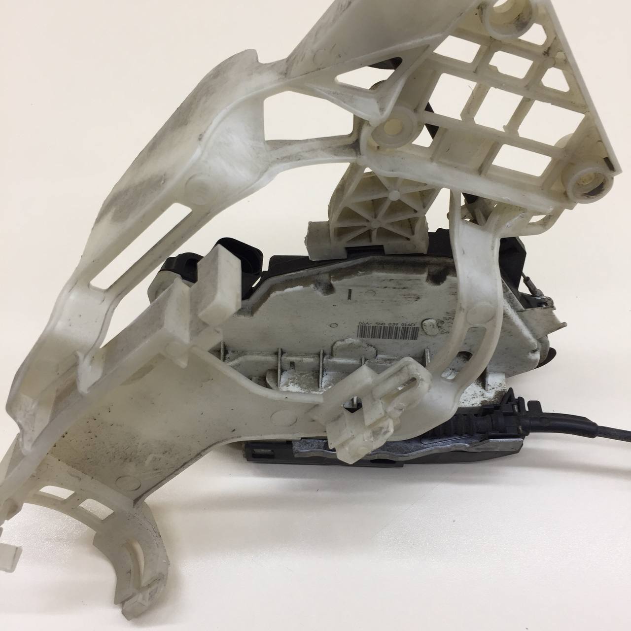 Замок двери задней правой Volkswagen Tiguan (5N1) 2007-2011