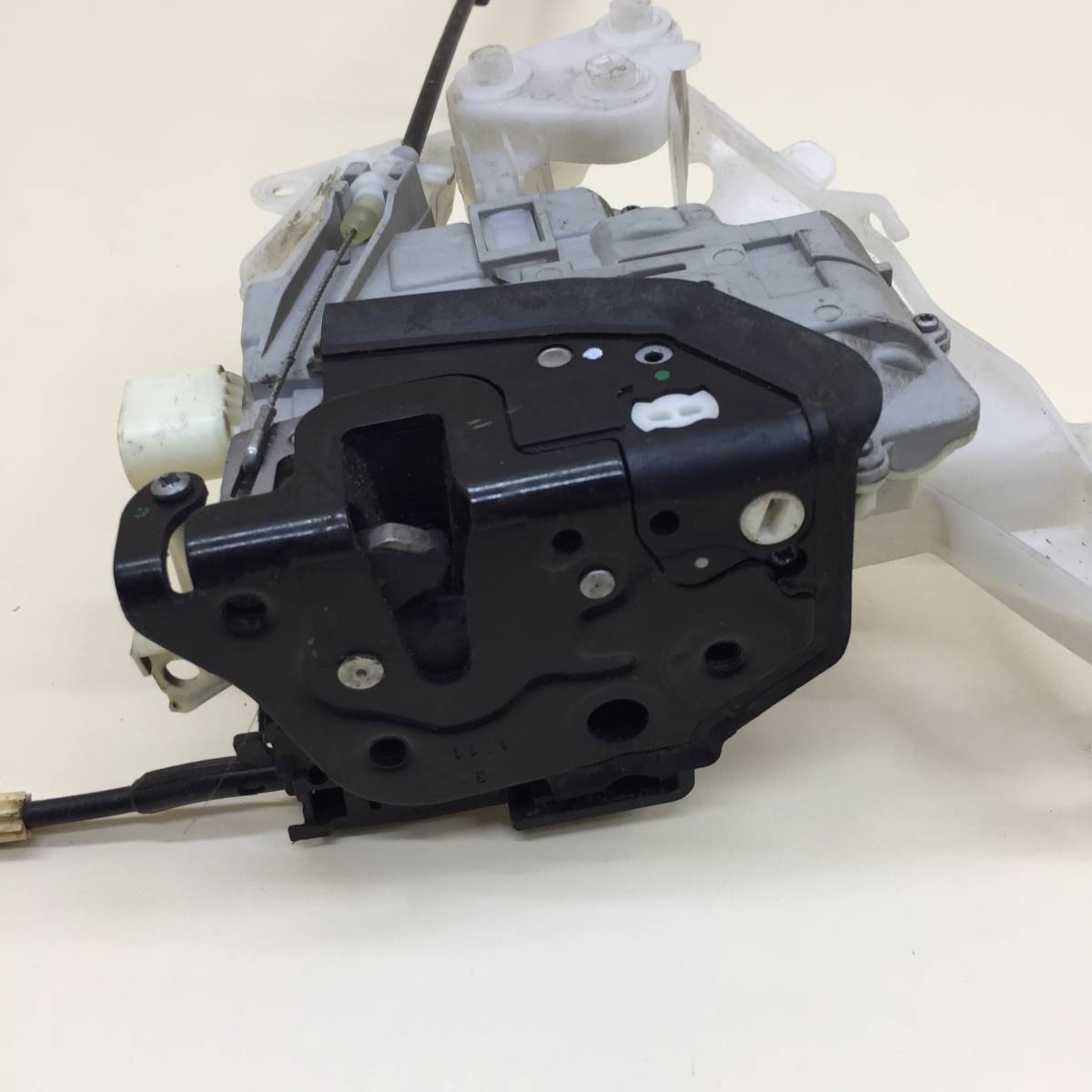 Замок двери передней правой Volkswagen Passat B7 2011-2015