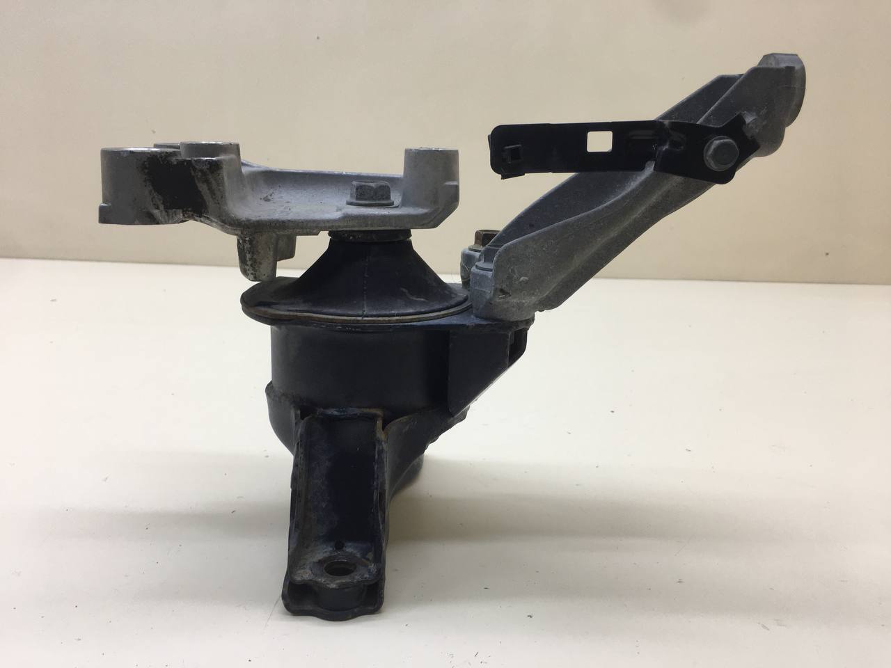 Опора двигателя правая Honda Civic 4D 2006-2012