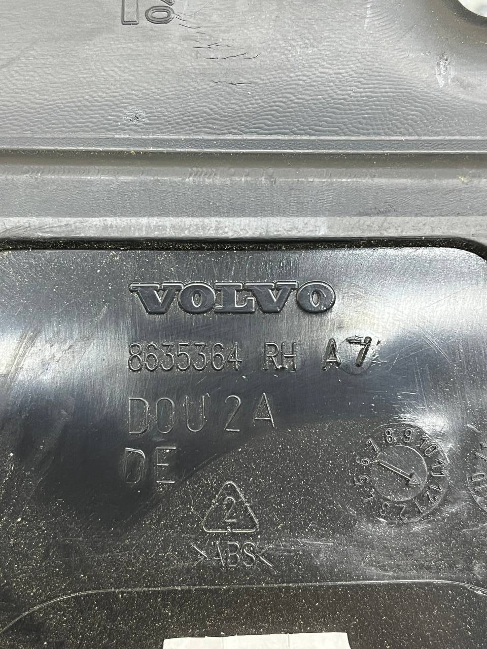 Обшивка двери передней правой Volvo XC60 2008-2017