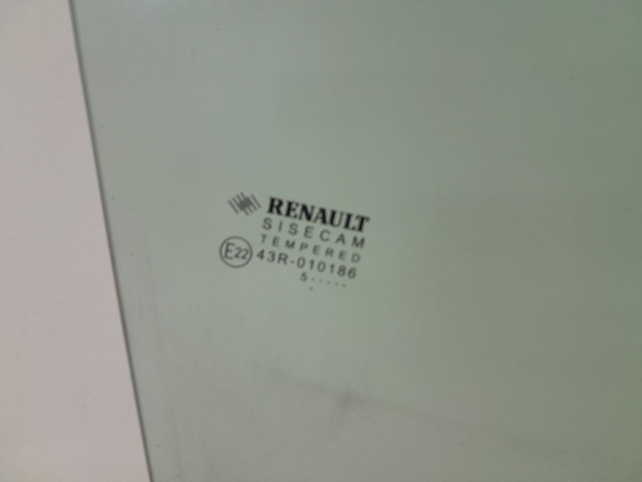 Стекло двери передней правой Renault Logan (2) 2014>