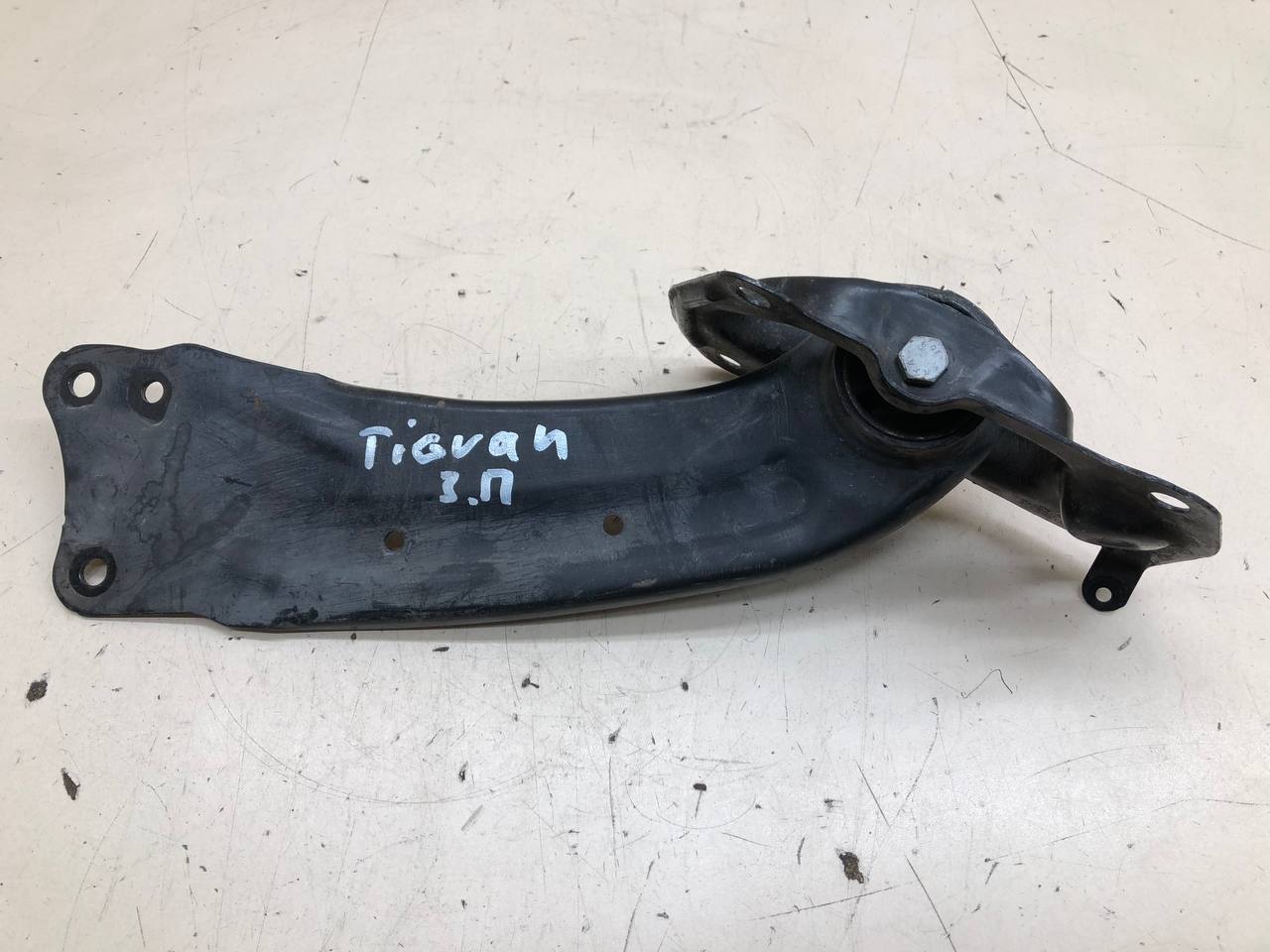 Рычаг задний продольный правый Volkswagen Tiguan (5N1) 2007-2011 Рычаг задний продольный правый Volkswagen Tiguan (5N1) 2007-2011