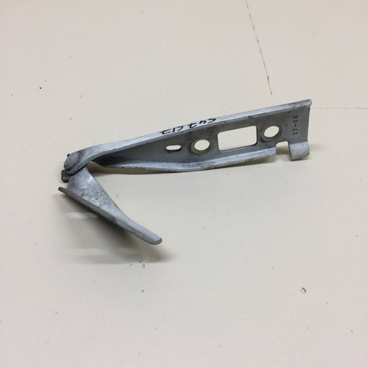 Петля капота правая Ford Fusion (JU) 2002-2012 Петля капота правая Ford Fusion (JU) 2002-2012