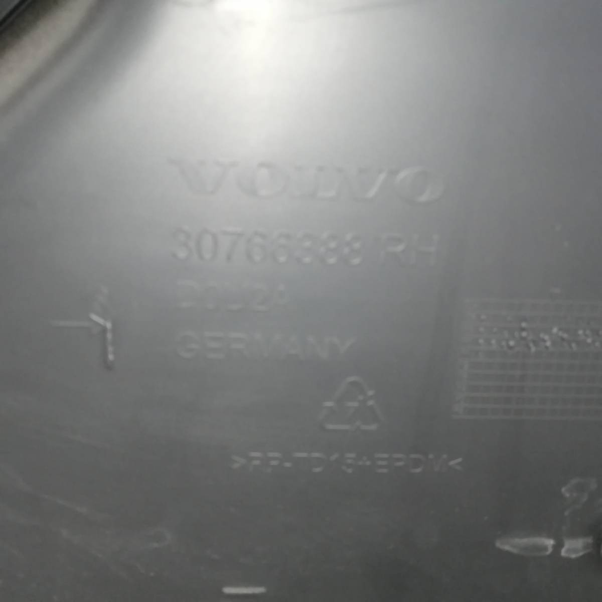 Обшивка двери передней правой Volvo XC60 2008-2017