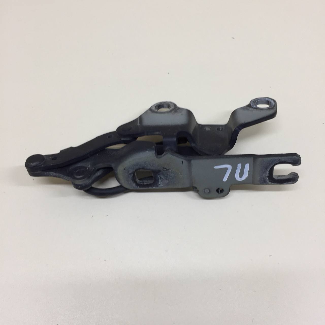 Петля капота левая BMW 3-series E90/E91 2005-2011 Петля капота левая BMW 3-series E90/E91 2005-2011