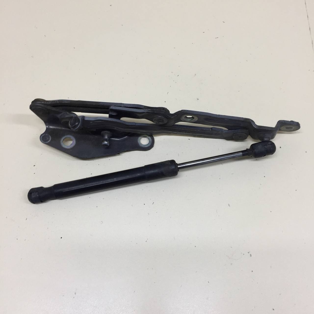 Петля крышки багажника Mazda Mazda 6 (GG) 2002-2007