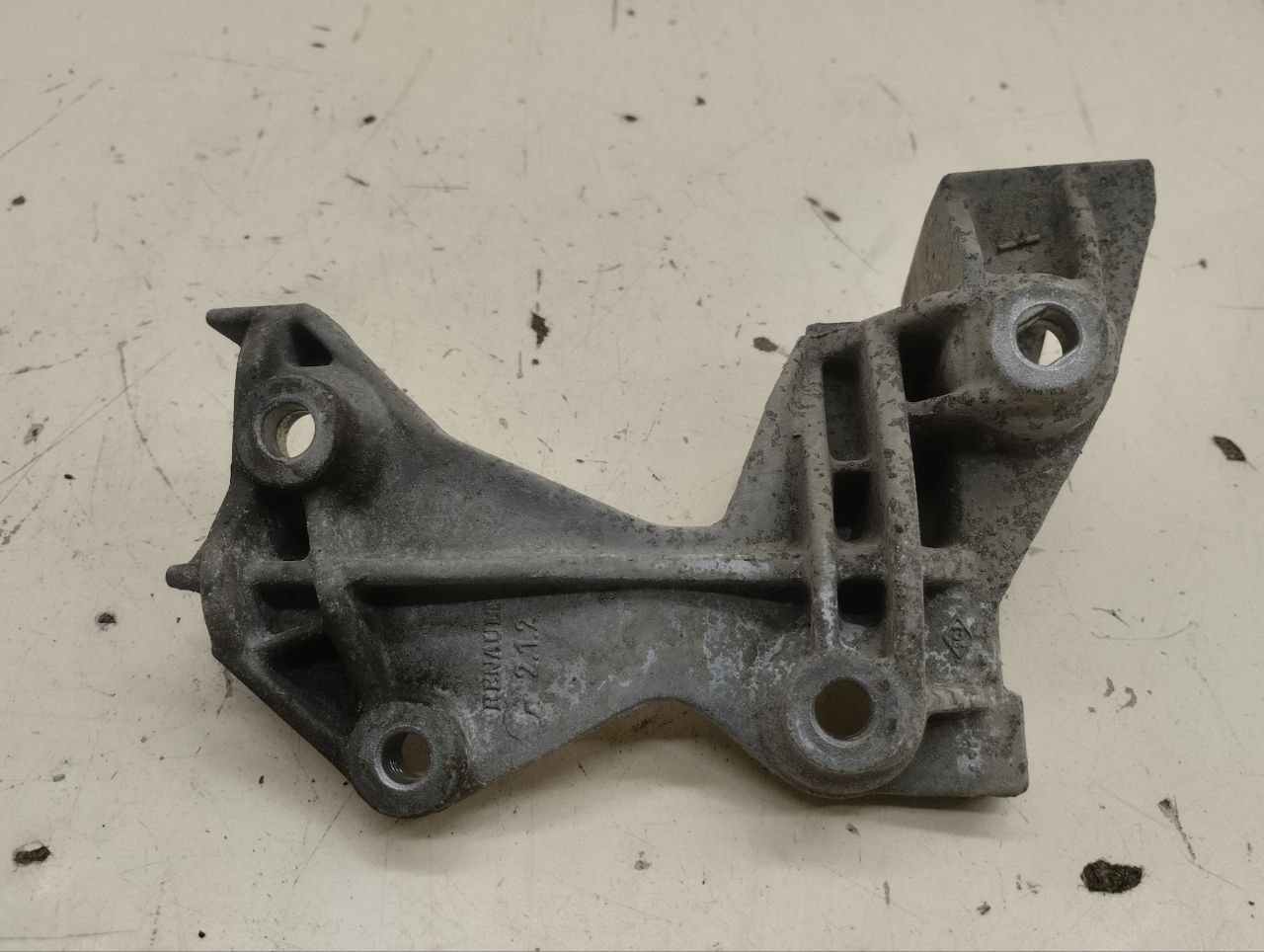 Кронштейн генератора Renault Duster (HSA, HSM) 2012> Кронштейн генератора Renault Duster (HSA, HSM) 2012>