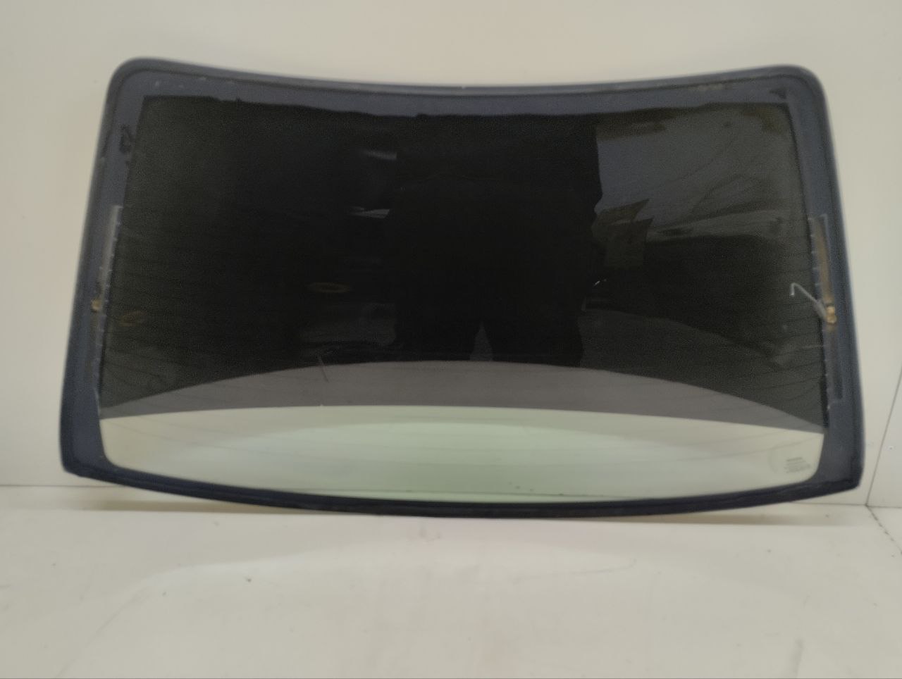 Стекло заднее Nissan Almera (N16) 2000-2006