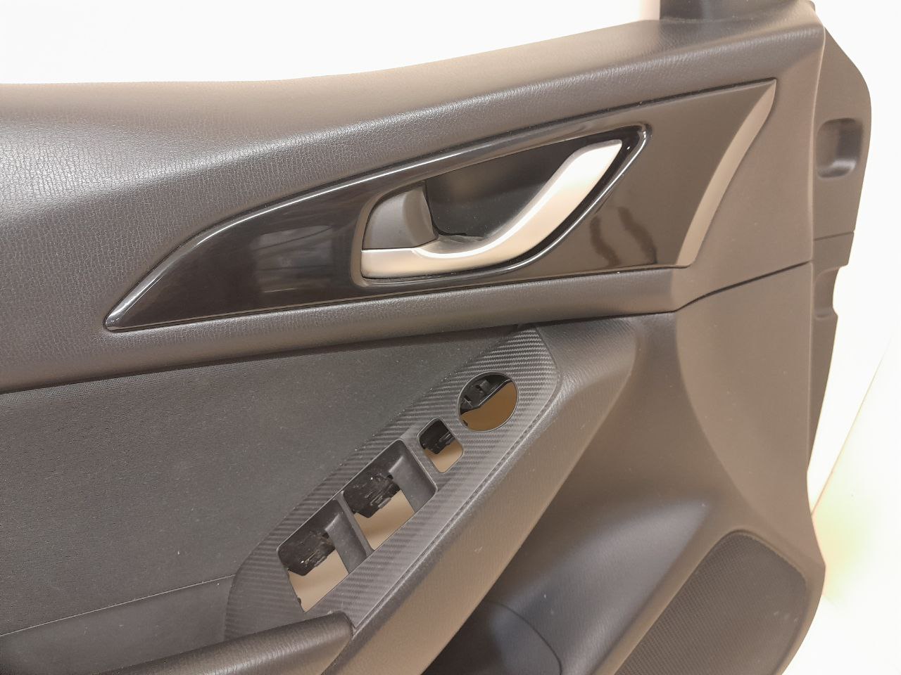Обшивка двери передней левой Mazda Mazda 3 (BM) 2013-2016