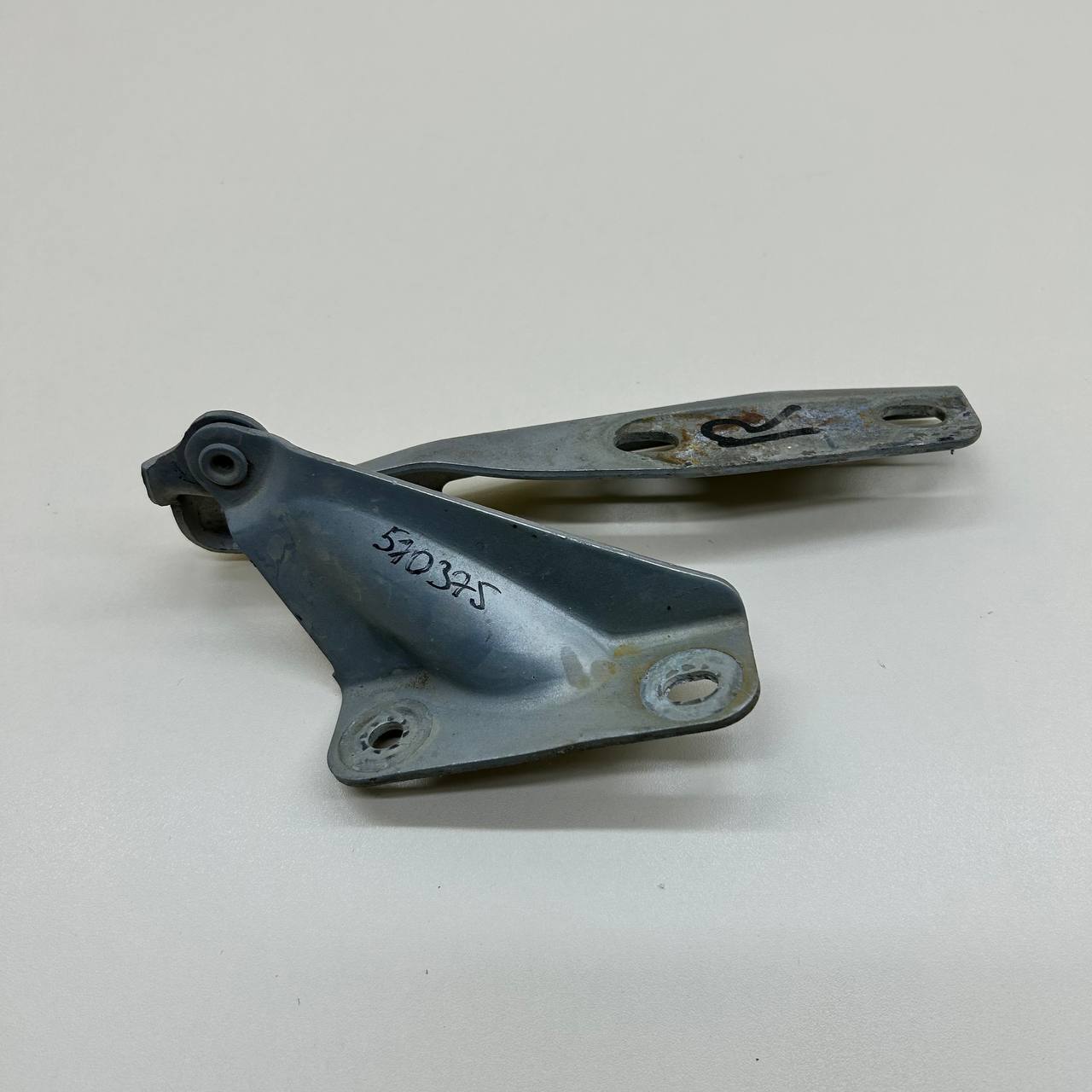 Петля капота правая Lada Granta 2011>