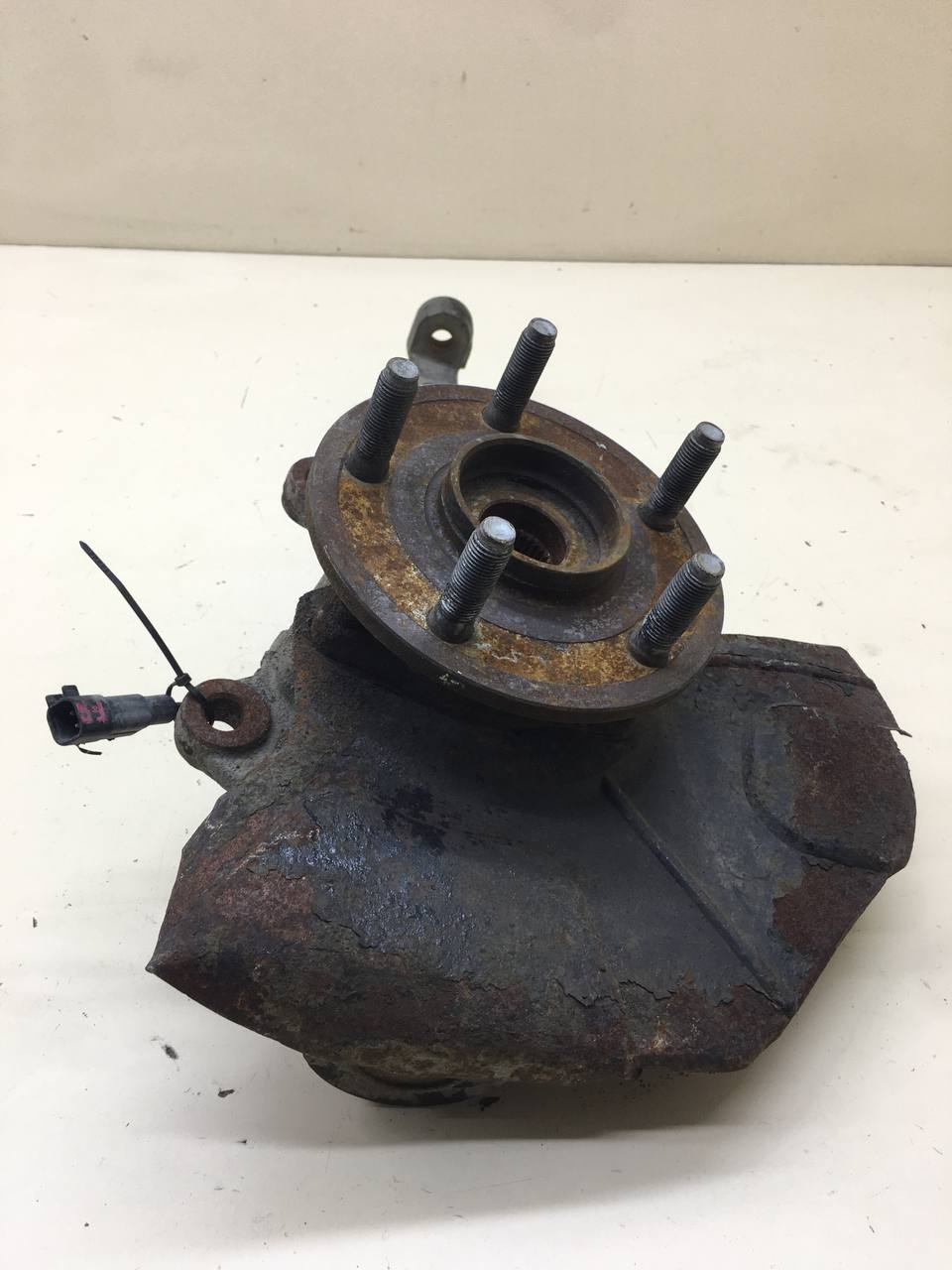 Кулак поворотный передний правый Jeep Grand Cherokee (WK2) 2010>