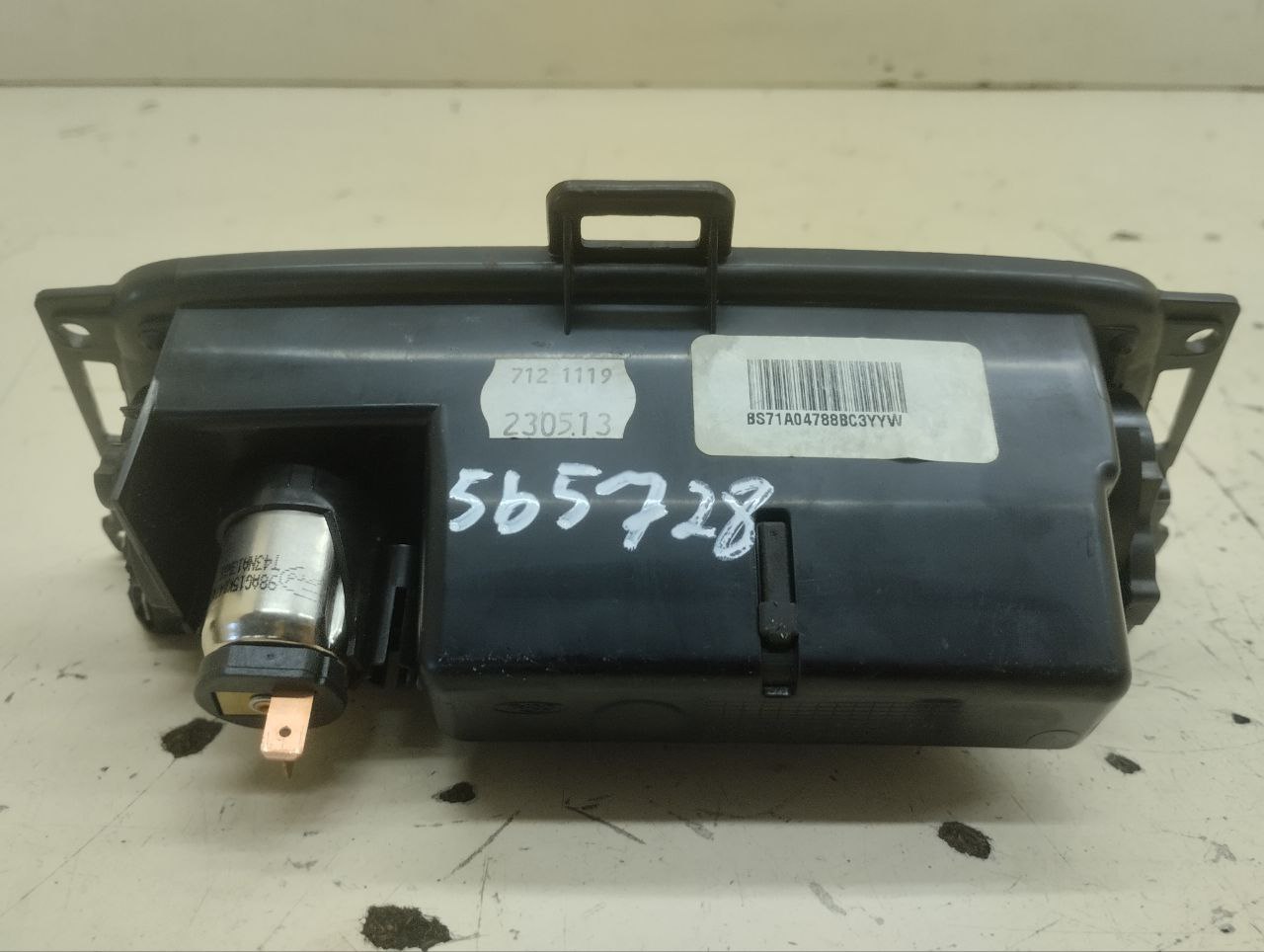 Пепельница передняя Ford Mondeo 4 2007-2015 Пепельница передняя Ford Mondeo 4 2007-2015