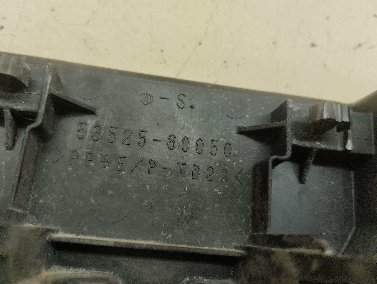 Кронштейн замка капота Toyota Land Cruiser Prado (J150) 2009-2022