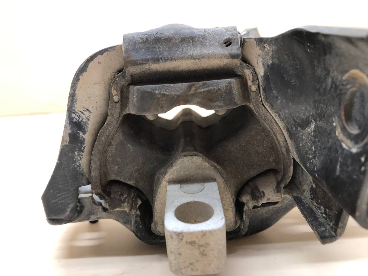 Опора КПП левая Volkswagen Polo (MK5) 2011-2020 Опора КПП левая Volkswagen Polo (MK5) 2011-2020