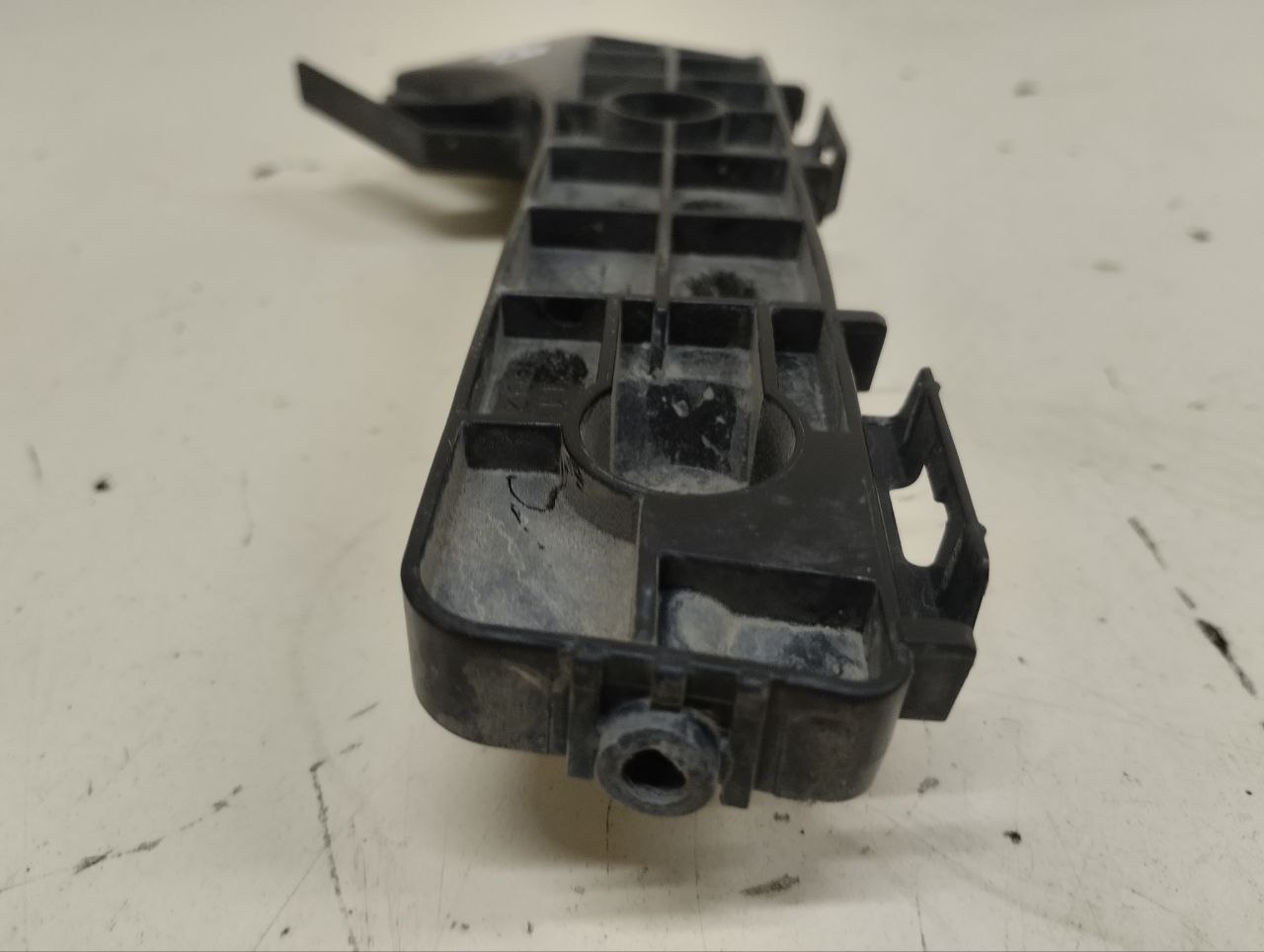 Кронштейн переднего бампера левый Lexus LX450D/570 2015>