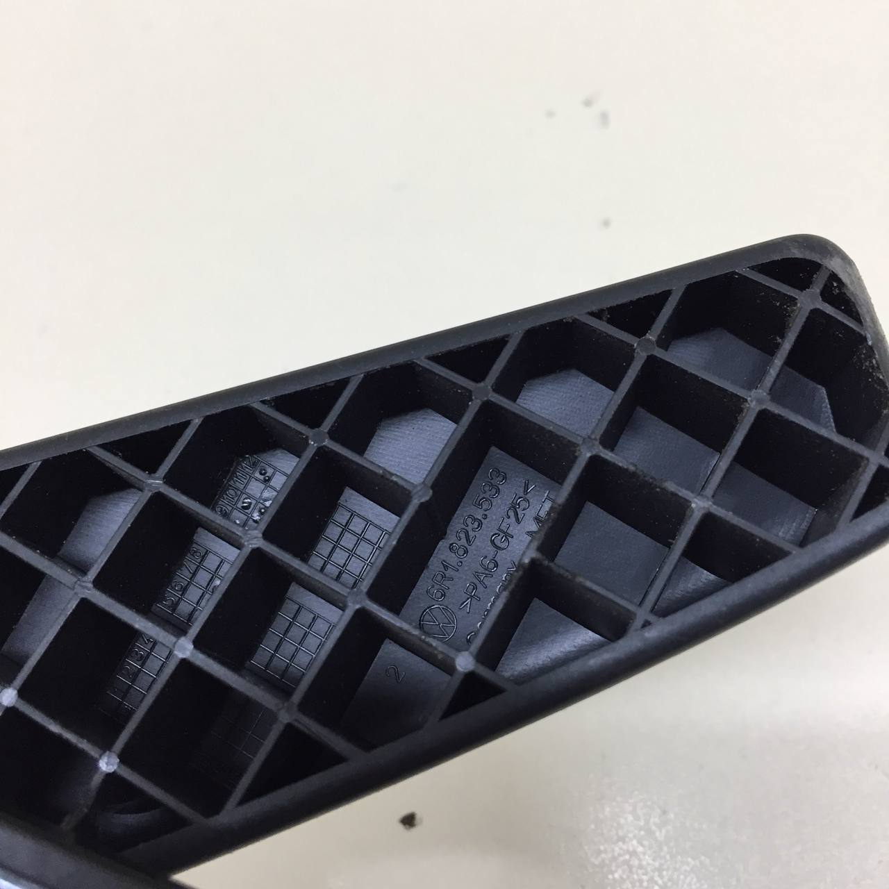 Ручка открывания капота Volkswagen Polo (MK5) 2011-2020 Ручка открывания капота Volkswagen Polo (MK5) 2011-2020