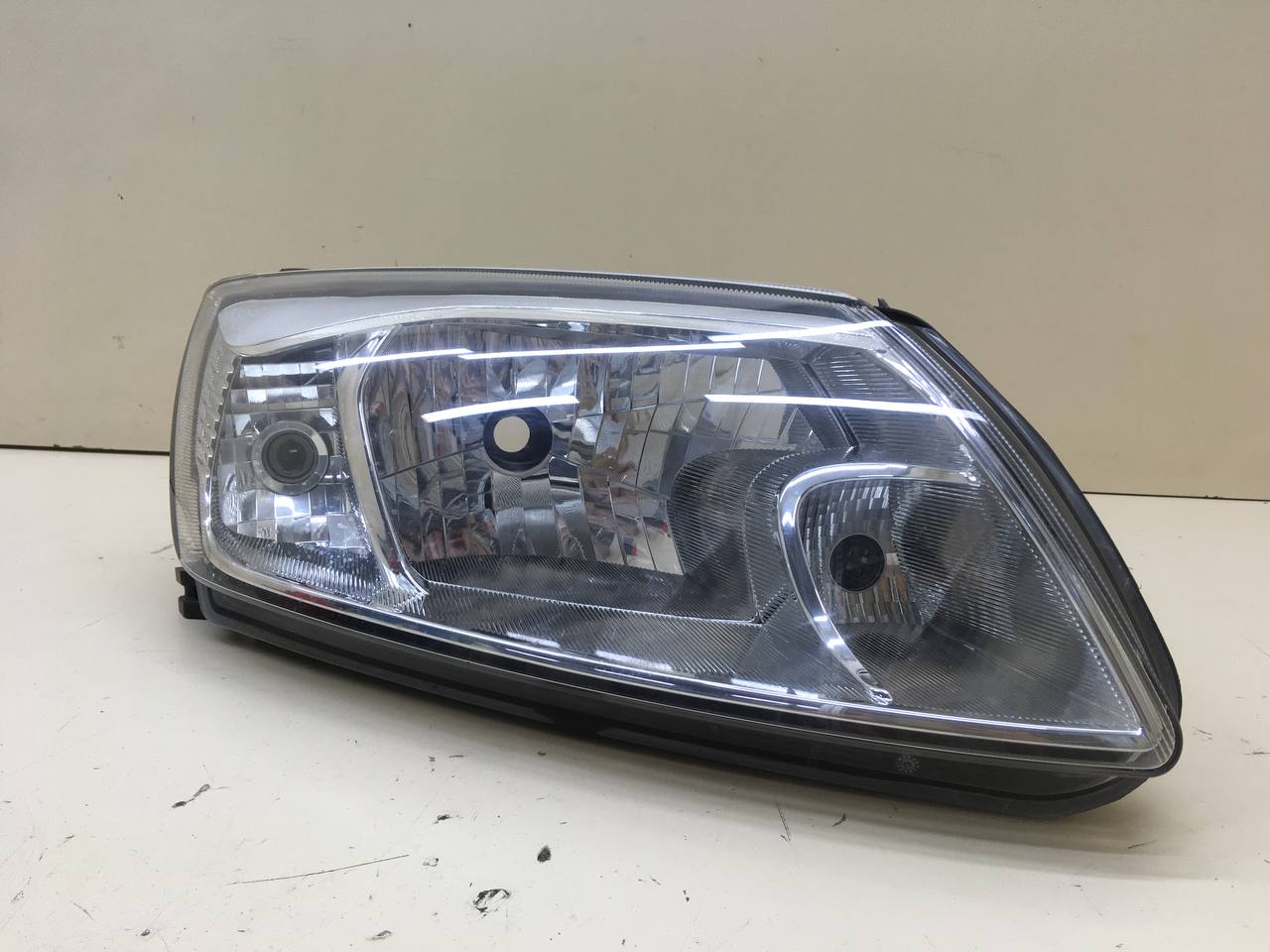 Фара правая Lada Granta 2011>