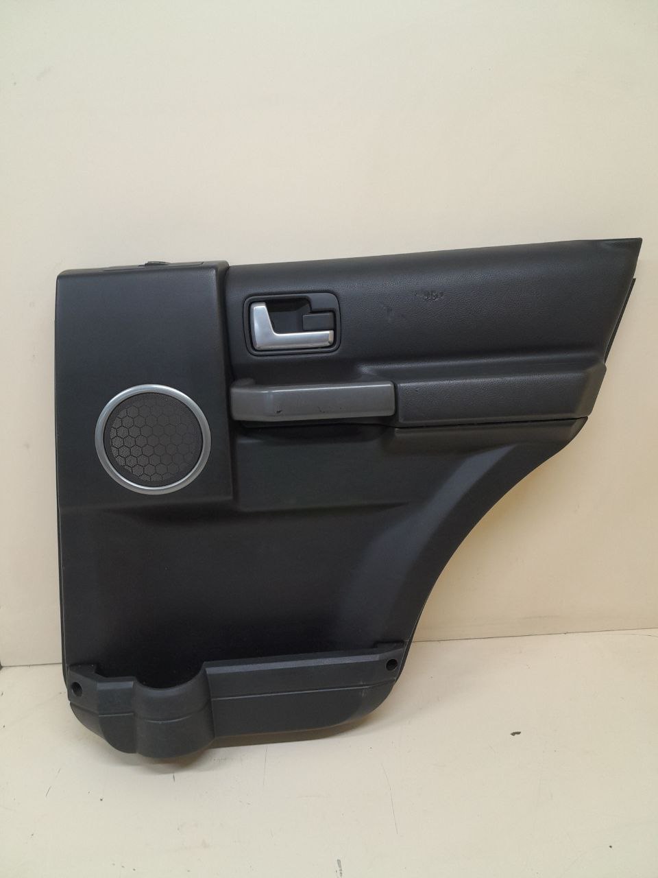 Обшивка двери задней правой Land Rover Discovery 3 (L319) 2004-2009