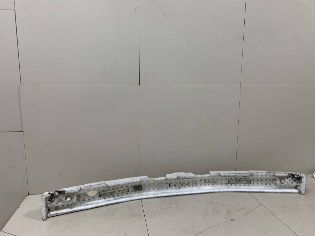 Наполнитель переднего бампера Toyota Prius (W20) 2003-2009