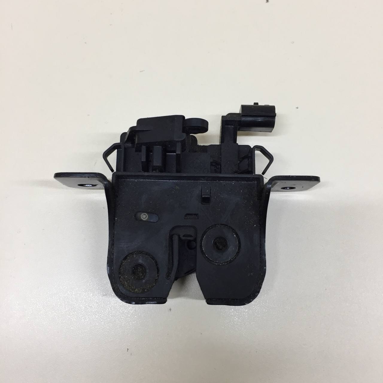 Замок багажника Renault Duster (HSA, HSM) 2012> Замок багажника Renault Duster (HSA, HSM) 2012>