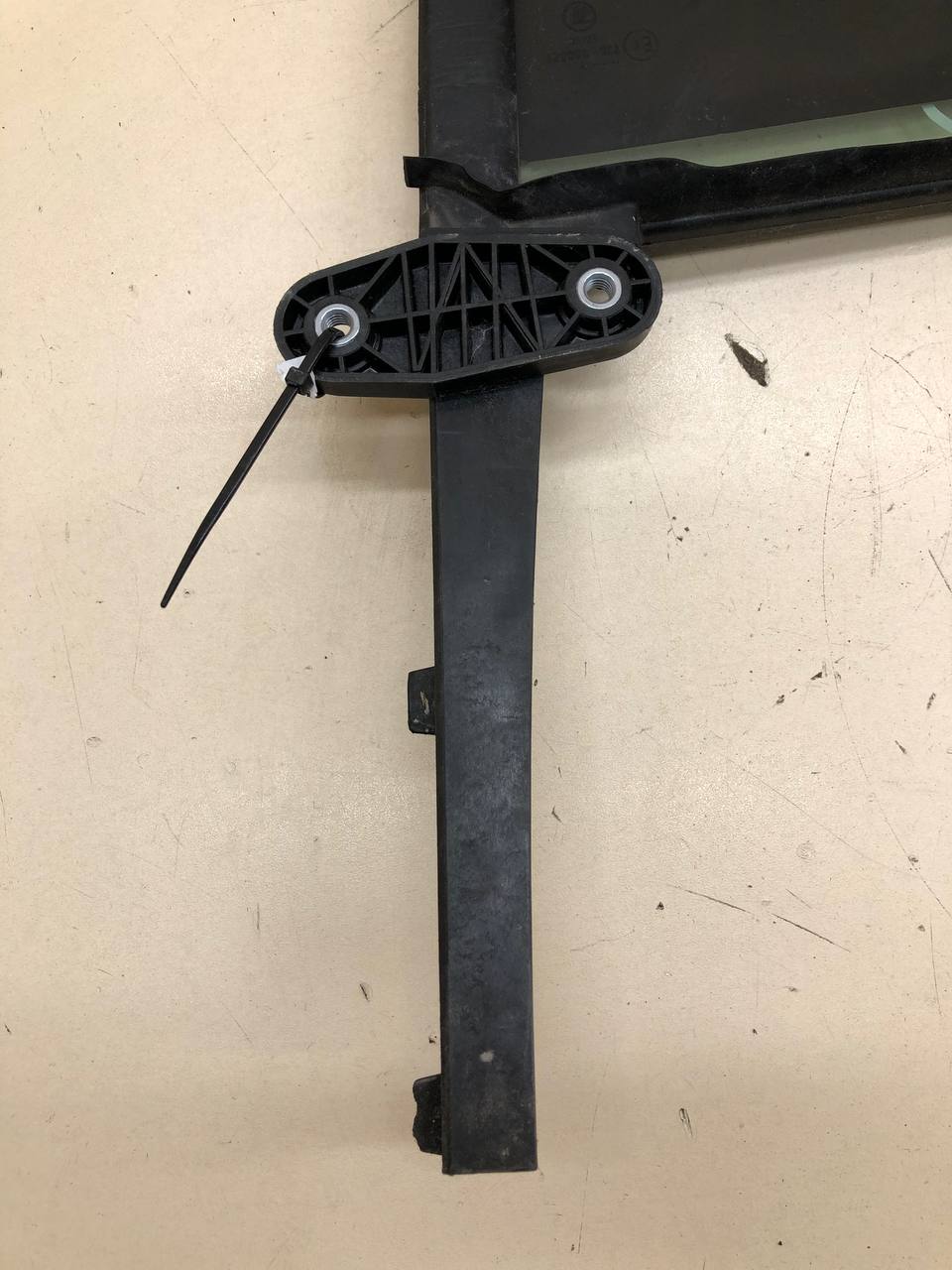 Стекло двери задней правой (форточка) Skoda Rapid 2012-2020