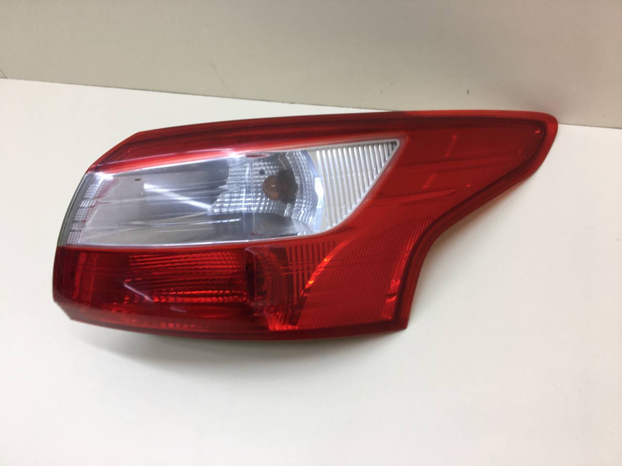 Фонарь задний наружный правый Ford Focus 3 2011>