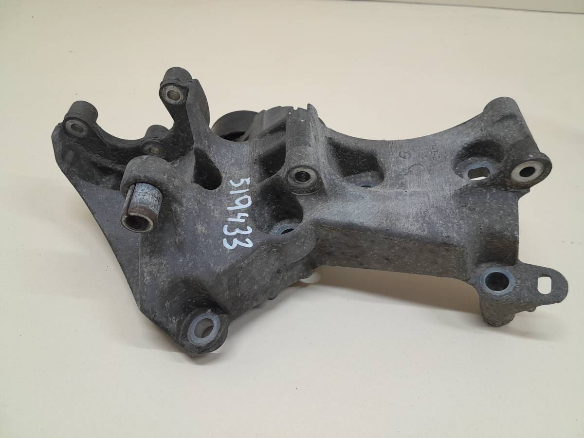 Кронштейн генератора Renault Duster (HSA, HSM) 2012> Кронштейн генератора Renault Duster (HSA, HSM) 2012>