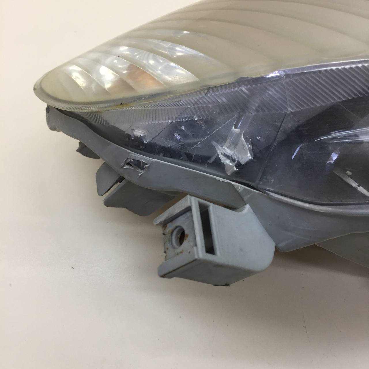 Фара правая Toyota Corolla E120 2001-2007
