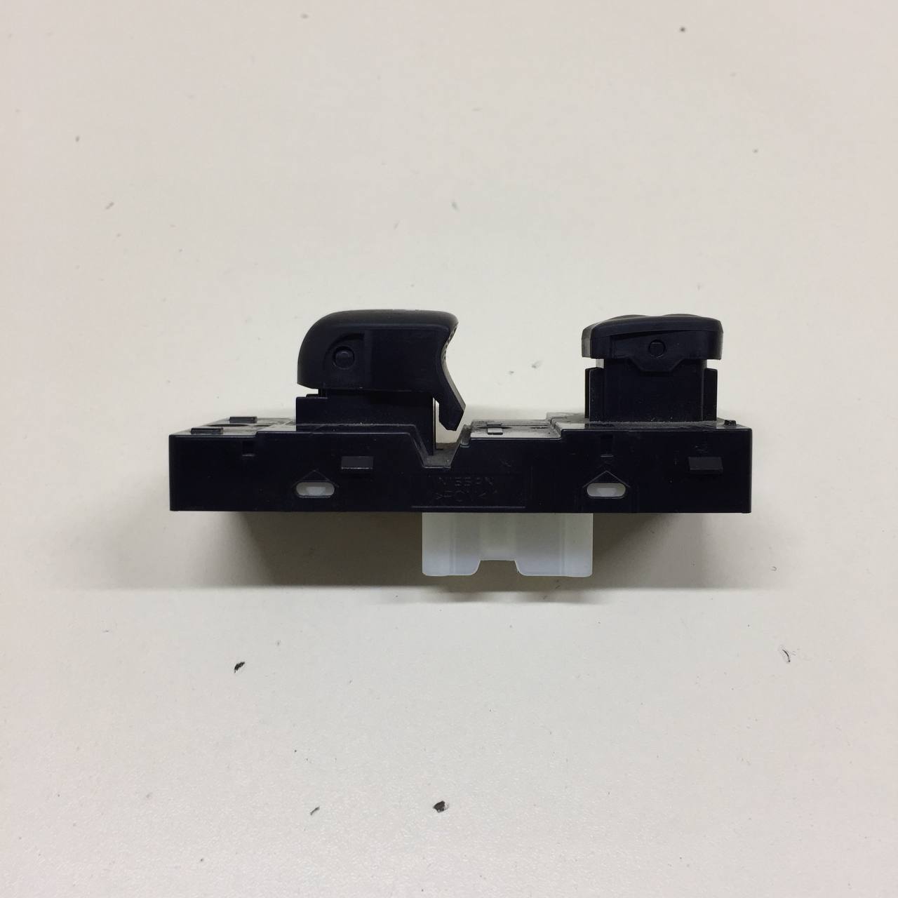 Кнопка стеклоподъемника Nissan Qashqai (J11) 2014> Кнопка стеклоподъемника Nissan Qashqai (J11) 2014>