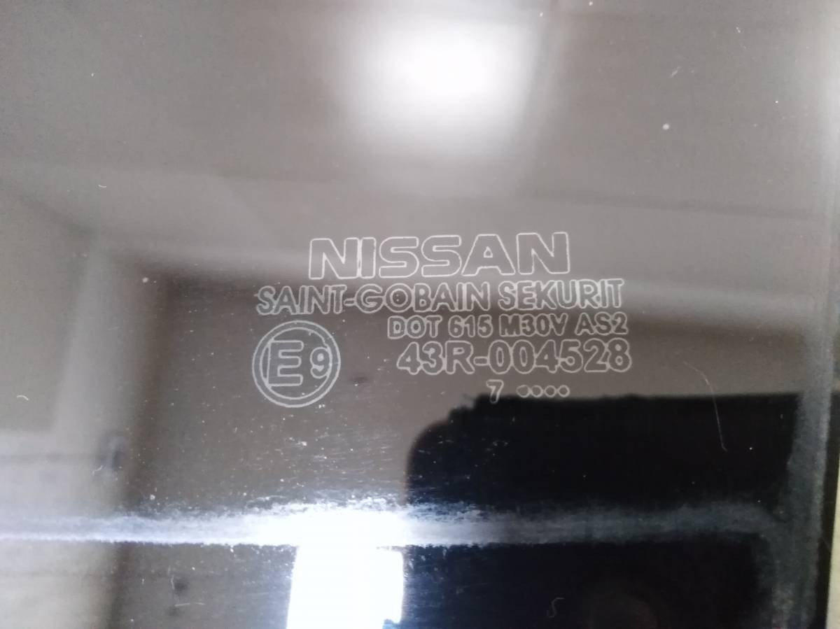 Стекло двери задней левой (форточка) Nissan Tiida (C11) 2007-2014