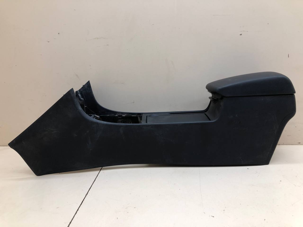 Консоль центральная Mazda Mazda 3 (BK) 2002-2009 Консоль центральная Mazda Mazda 3 (BK) 2002-2009