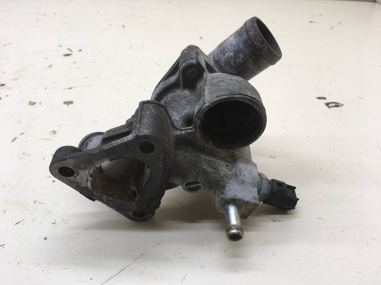 Корпус термостата Mitsubishi Lancer 9 (CS/Classic) 2000-2011 Корпус термостата Mitsubishi Lancer 9 (CS/Classic) 2000-2011