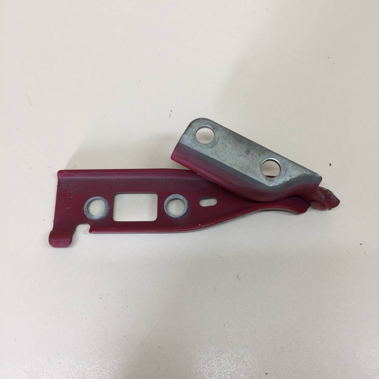 Петля капота левая Ford Fiesta (MK5) 2002-2008 Петля капота левая Ford Fiesta (MK5) 2002-2008