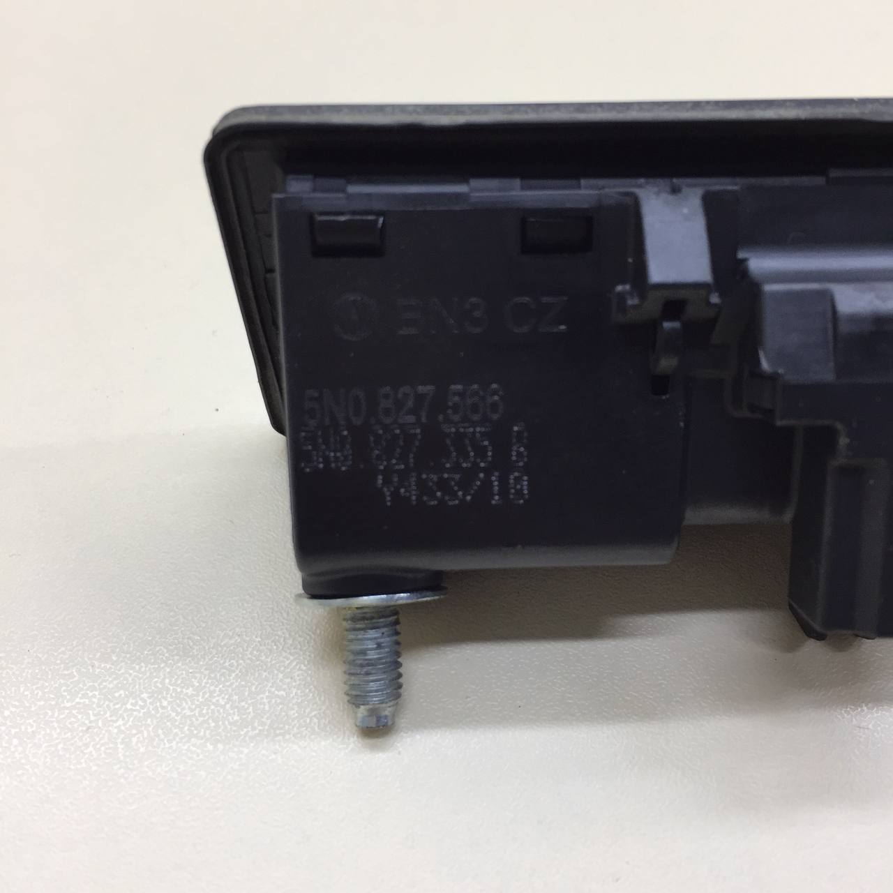 Кнопка открывания багажника Volkswagen Tiguan (5N1) 2007-2011 Кнопка открывания багажника Volkswagen Tiguan (5N1) 2007-2011