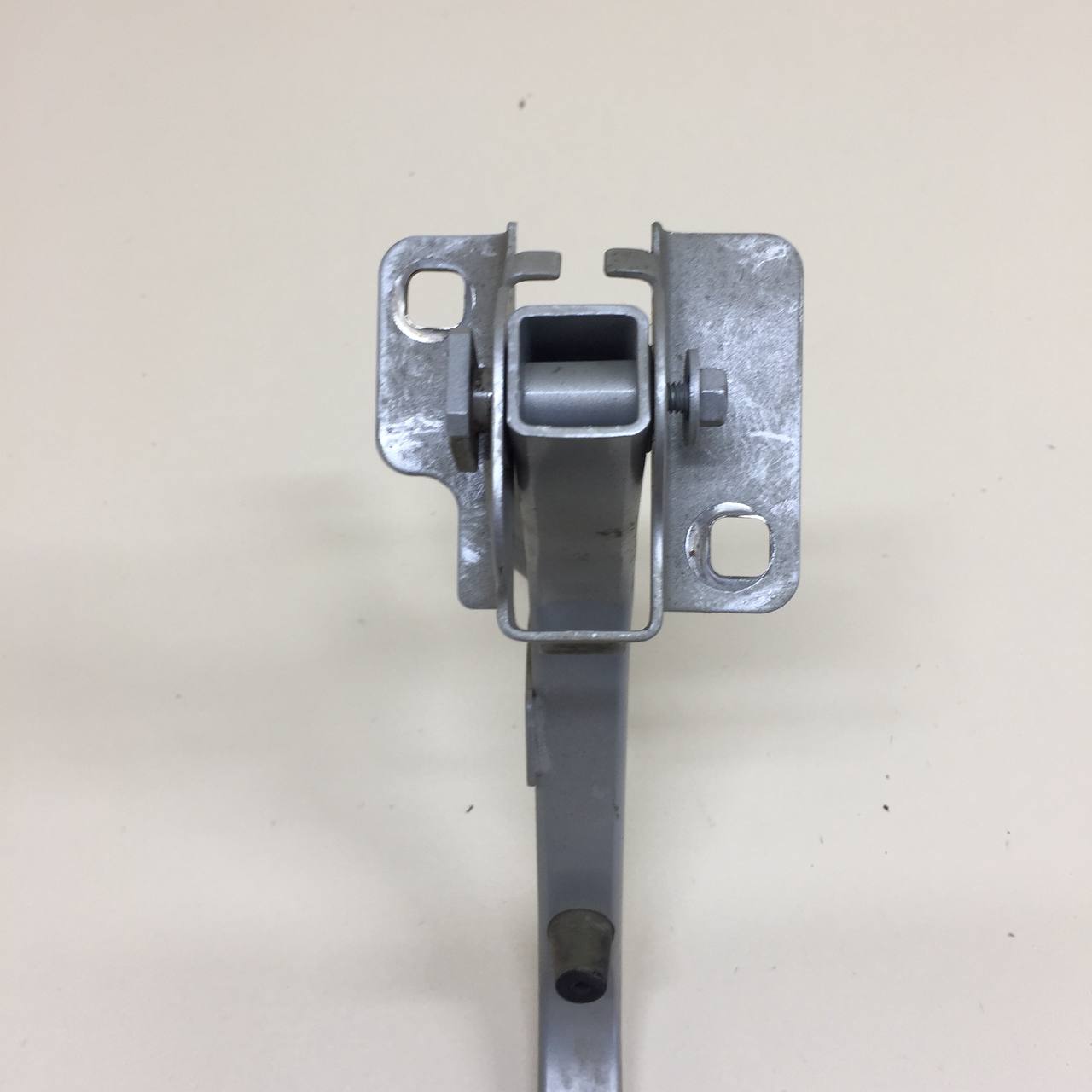 Петля крышки багажника Renault Logan (1) 2005-2014 Петля крышки багажника Renault Logan (1) 2005-2014