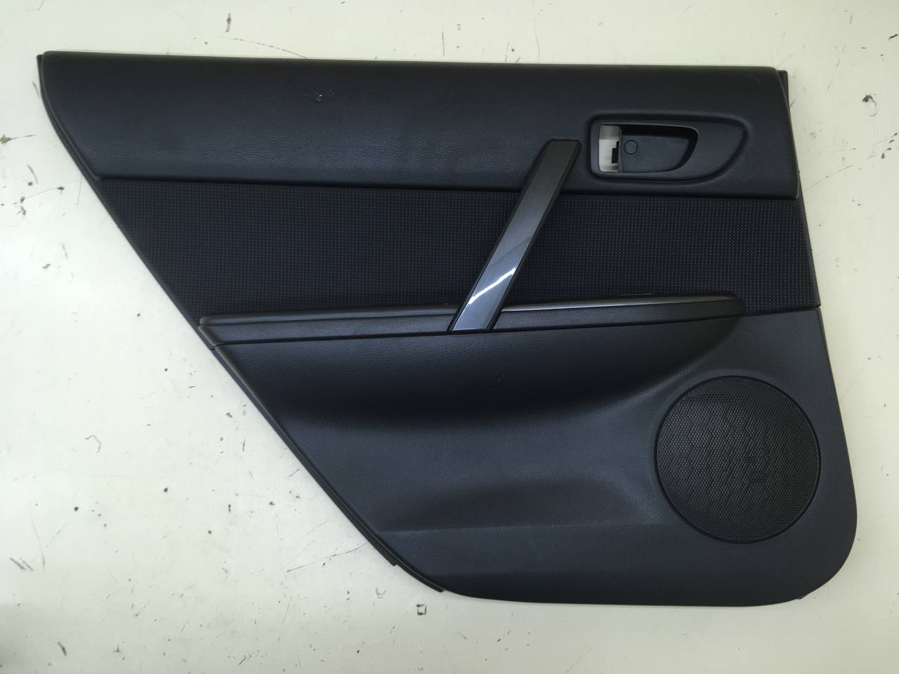 Обшивка двери задней левой Mazda Mazda 6 (GG) 2002-2007 Обшивка двери задней левой Mazda Mazda 6 (GG) 2002-2007