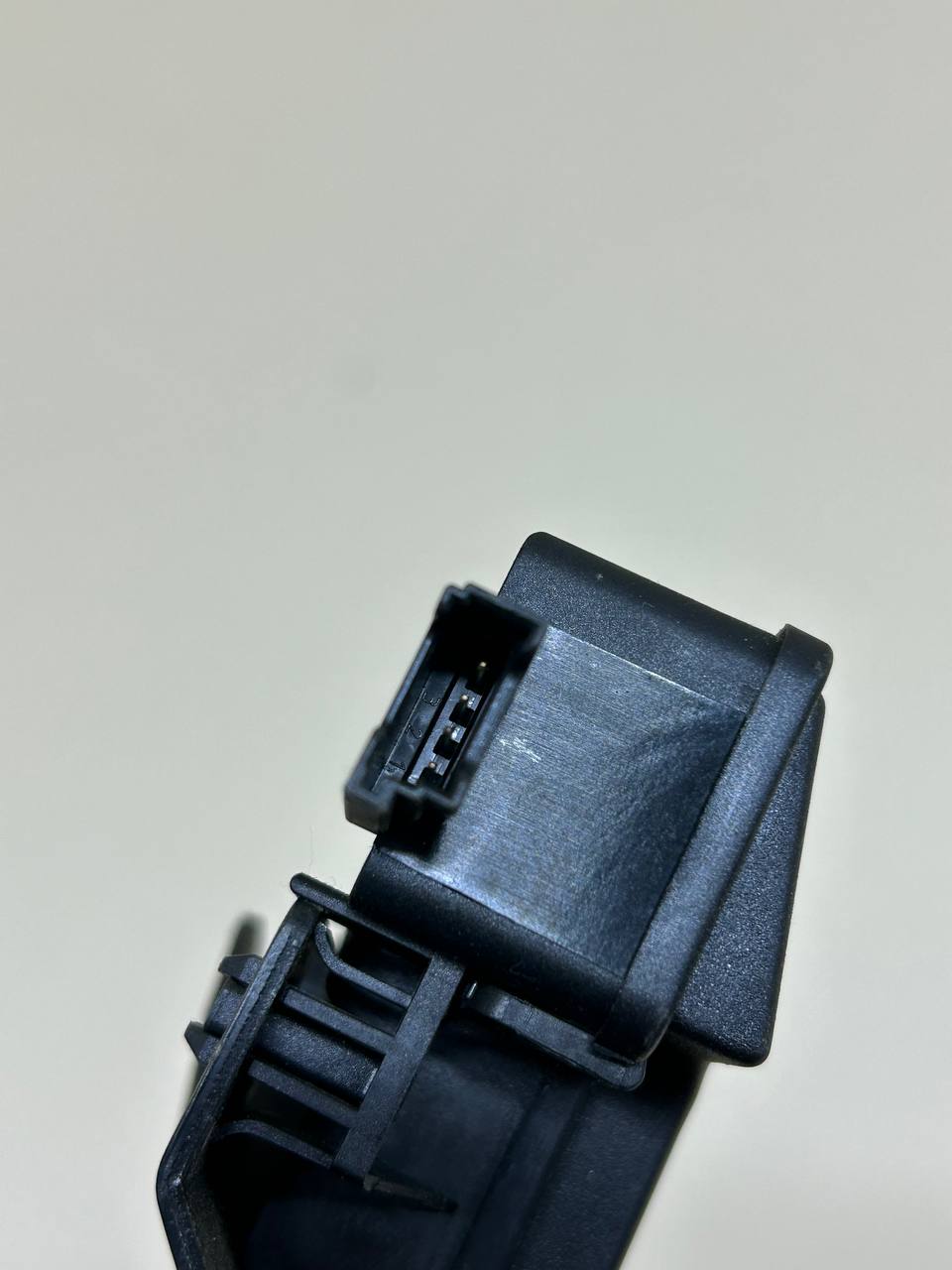 Замок багажника BMW 1-series E87/E81 2004-2011 Замок багажника BMW 1-series E87/E81 2004-2011