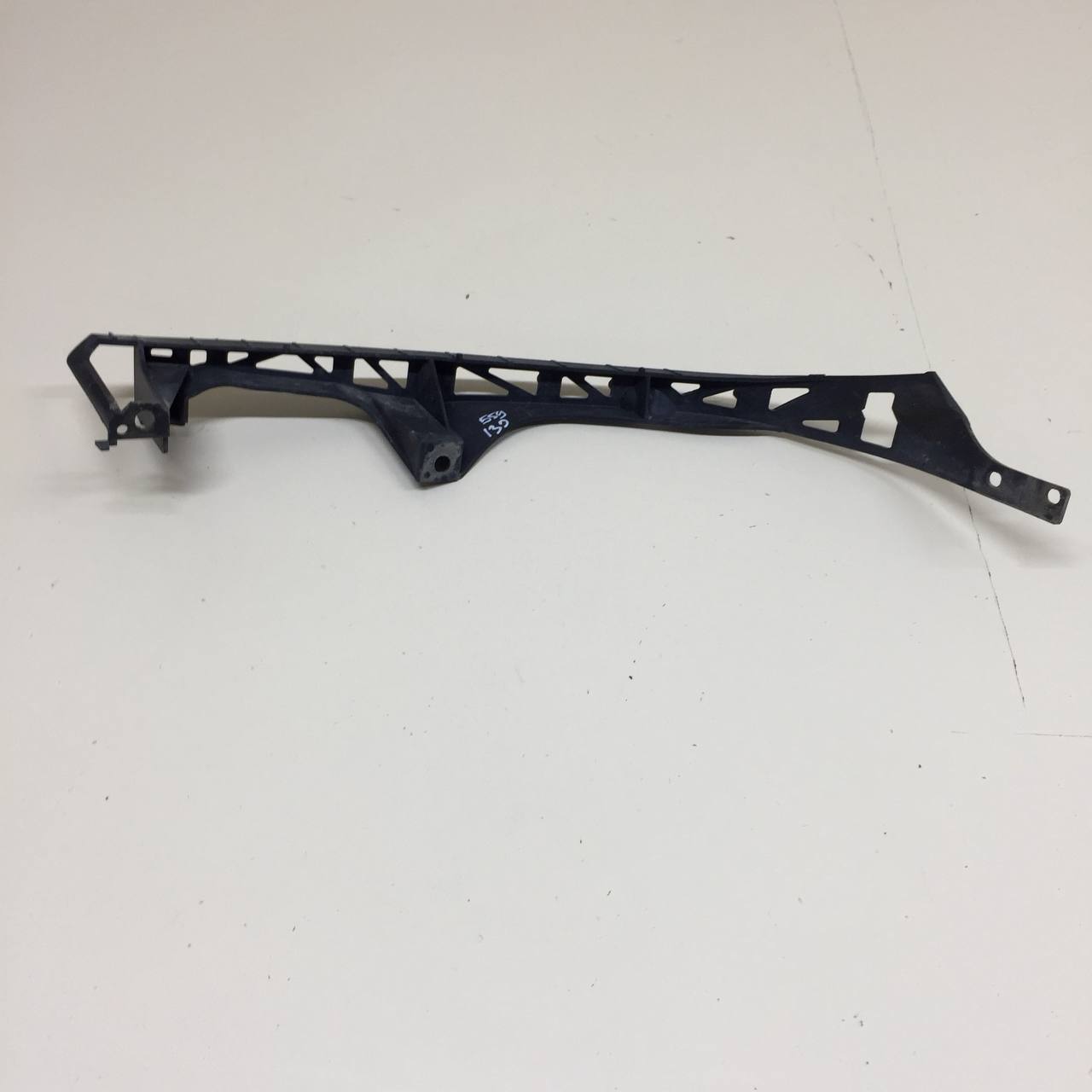 Кронштейн фар правый Mazda Mazda 6 (GG) 2002-2007 Кронштейн фар правый Mazda Mazda 6 (GG) 2002-2007