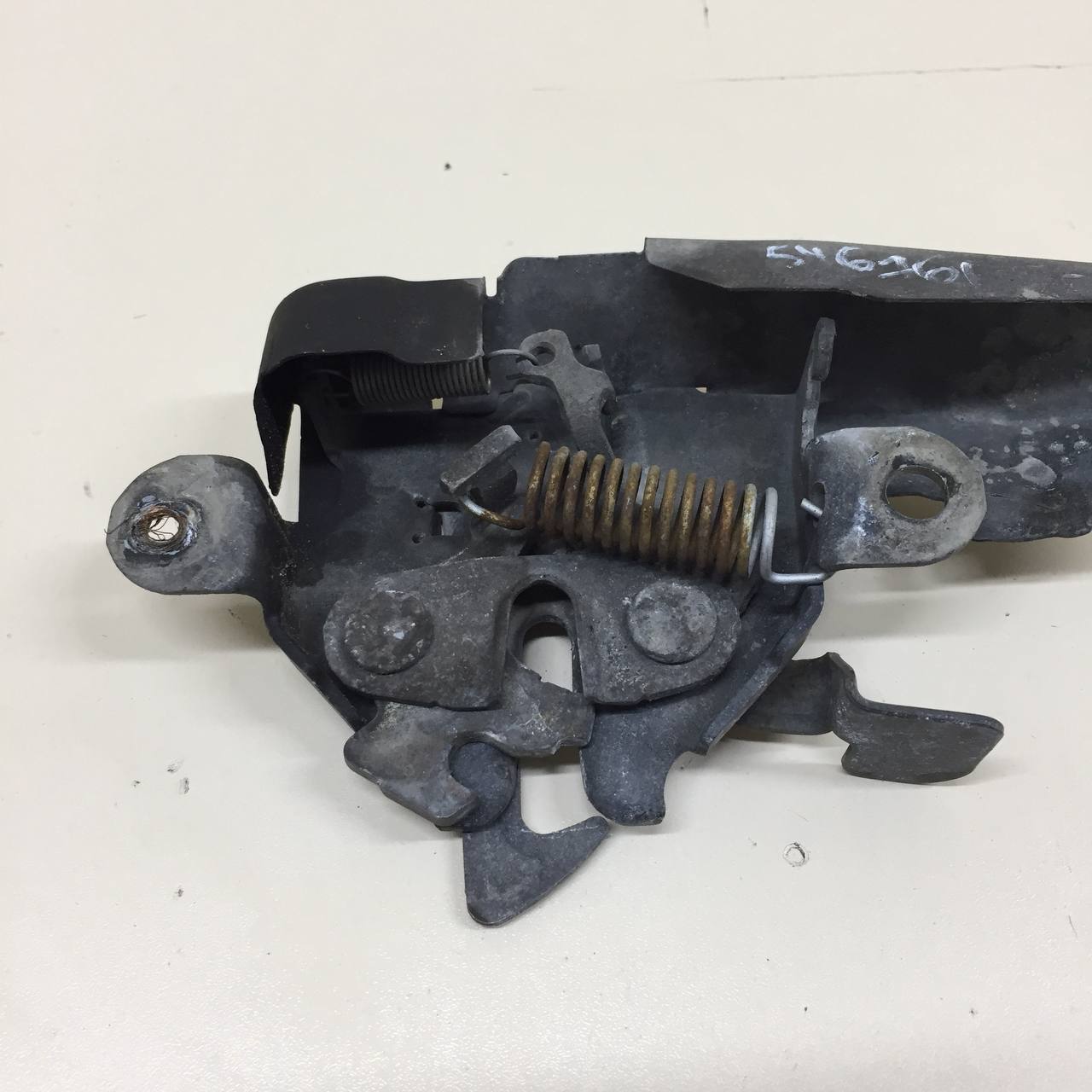Замок капота Toyota Corolla E120 2001-2007 Замок капота Toyota Corolla E120 2001-2007