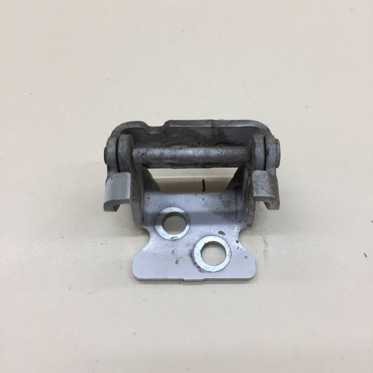 Петля двери задней правой нижняя Peugeot 207 2006-2013