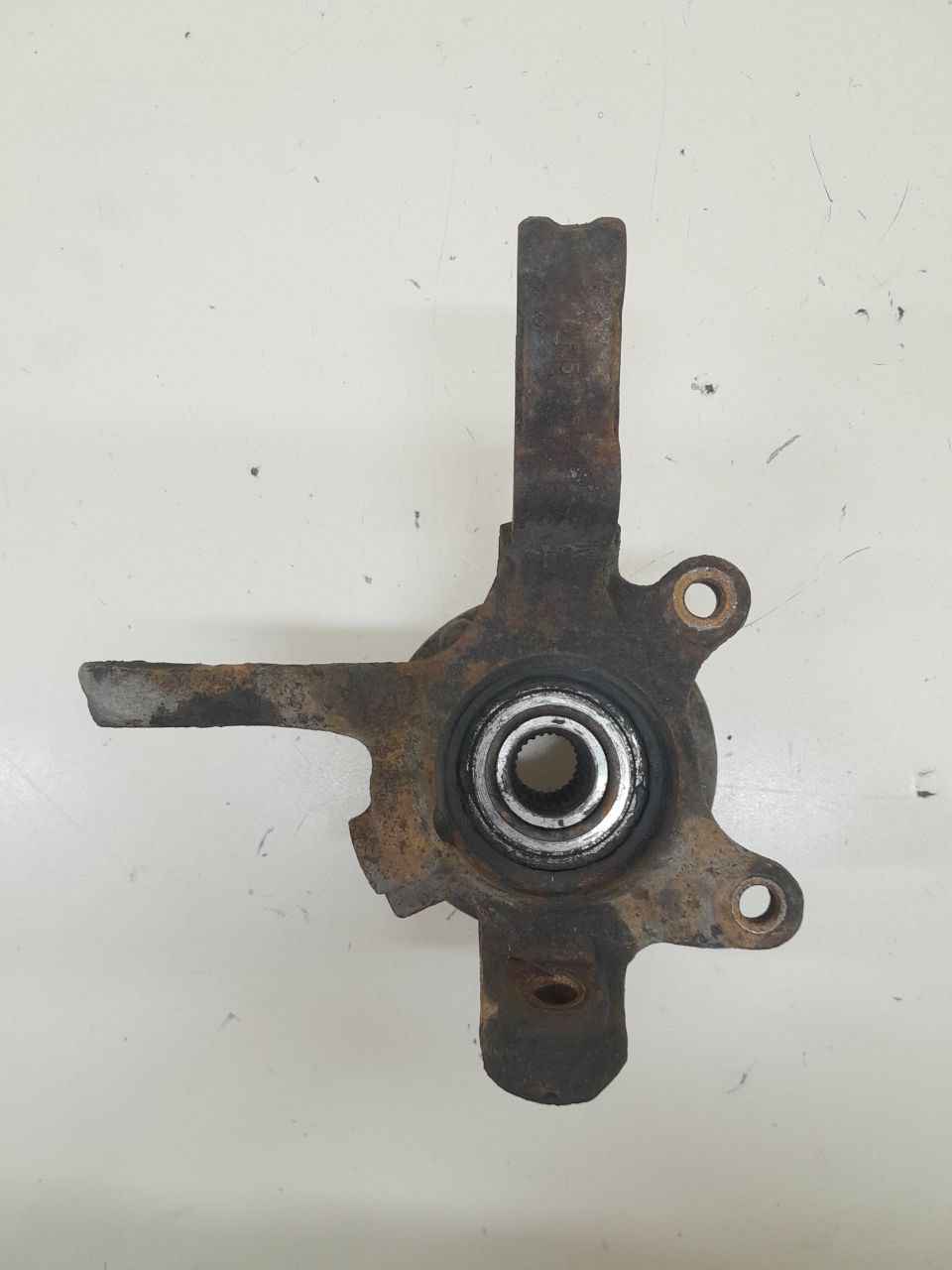 Кулак поворотный передний левый Nissan Almera (N16) 2000-2006