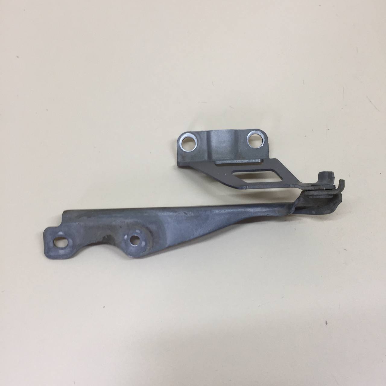 Петля капота правая Mazda Mazda 3 (BM) 2013-2016 Петля капота правая Mazda Mazda 3 (BM) 2013-2016