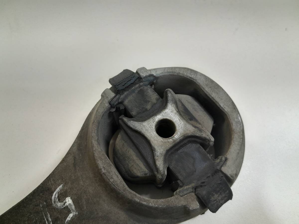 Опора двигателя задняя Volkswagen Polo (Sed RUS) 2011> Опора двигателя задняя Volkswagen Polo (Sed RUS) 2011>