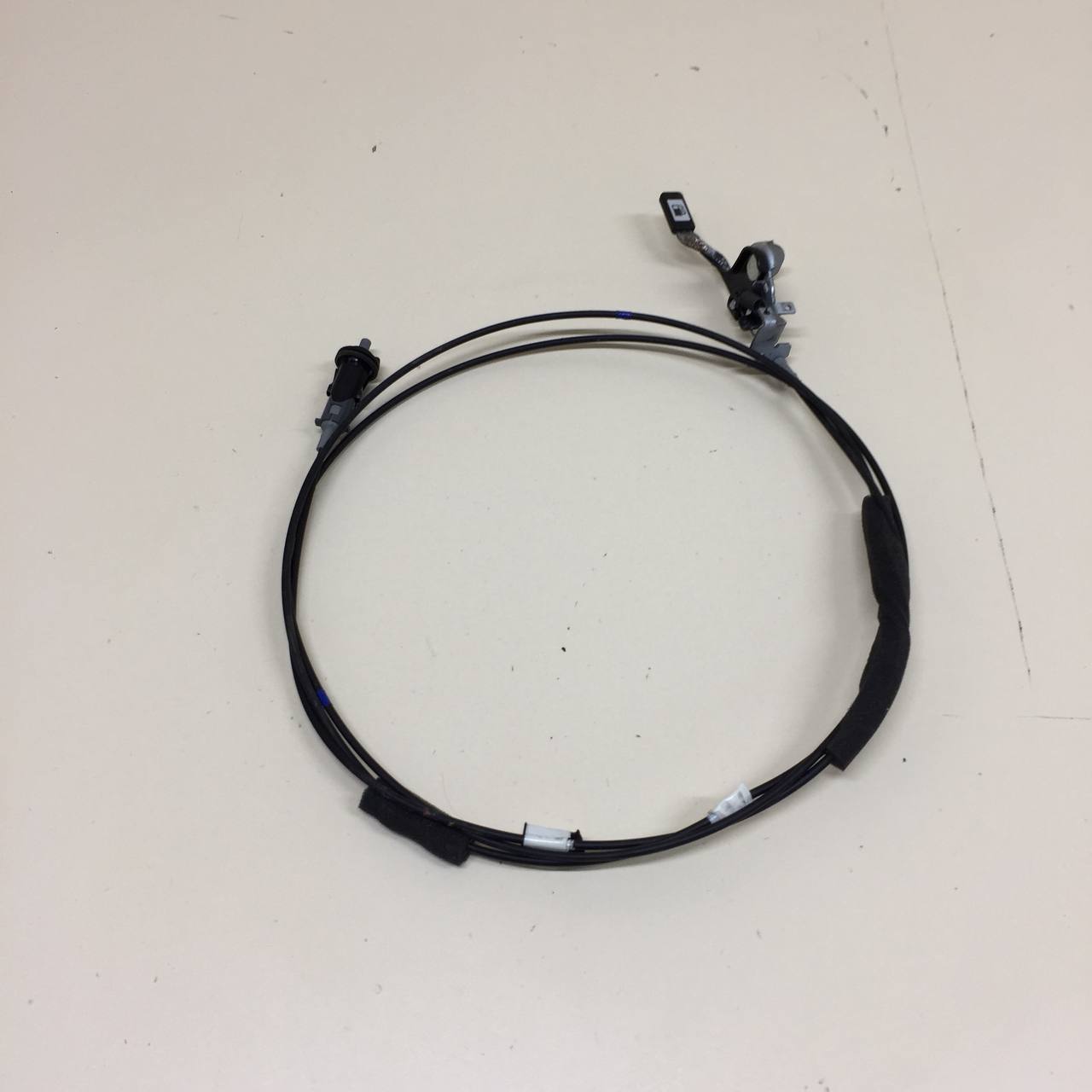 Ручка открывания лючка бензобака Toyota Rav 4 (XA40) 2013-2019 Ручка открывания лючка бензобака Toyota Rav 4 (XA40) 2013-2019