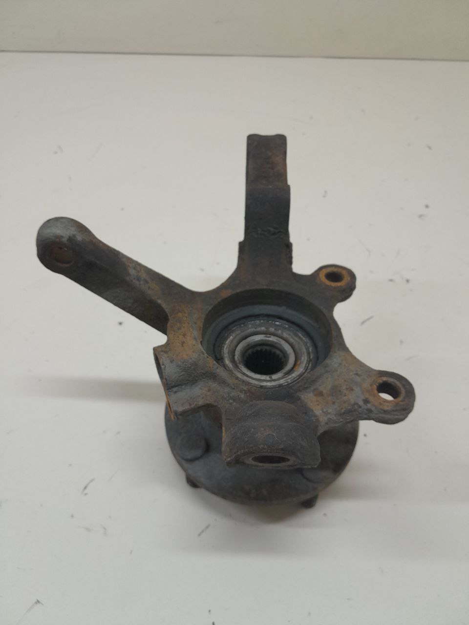 Кулак поворотный передний левый Nissan Almera (N16) 2000-2006