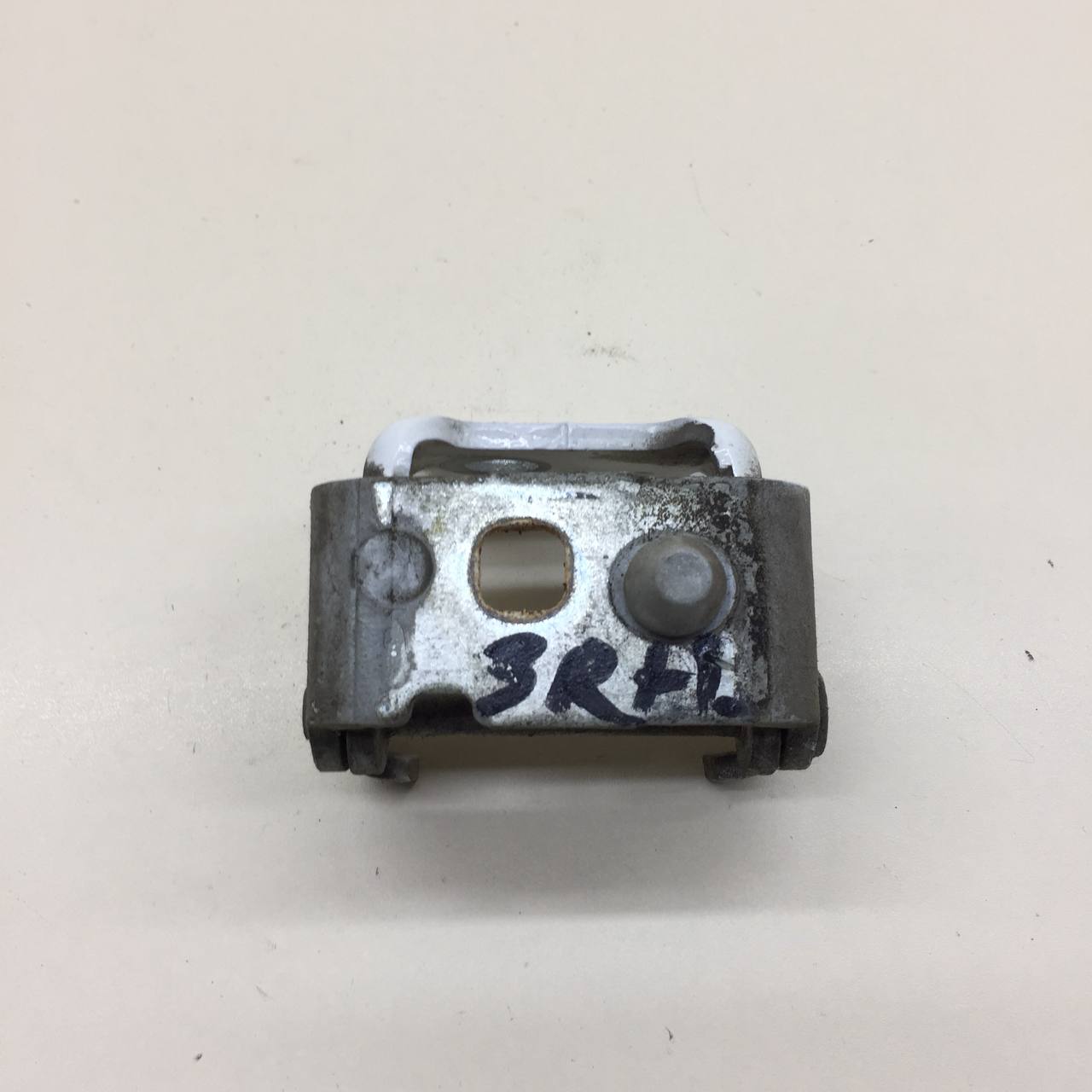 Петля двери задней правой нижняя Peugeot 207 2006-2013