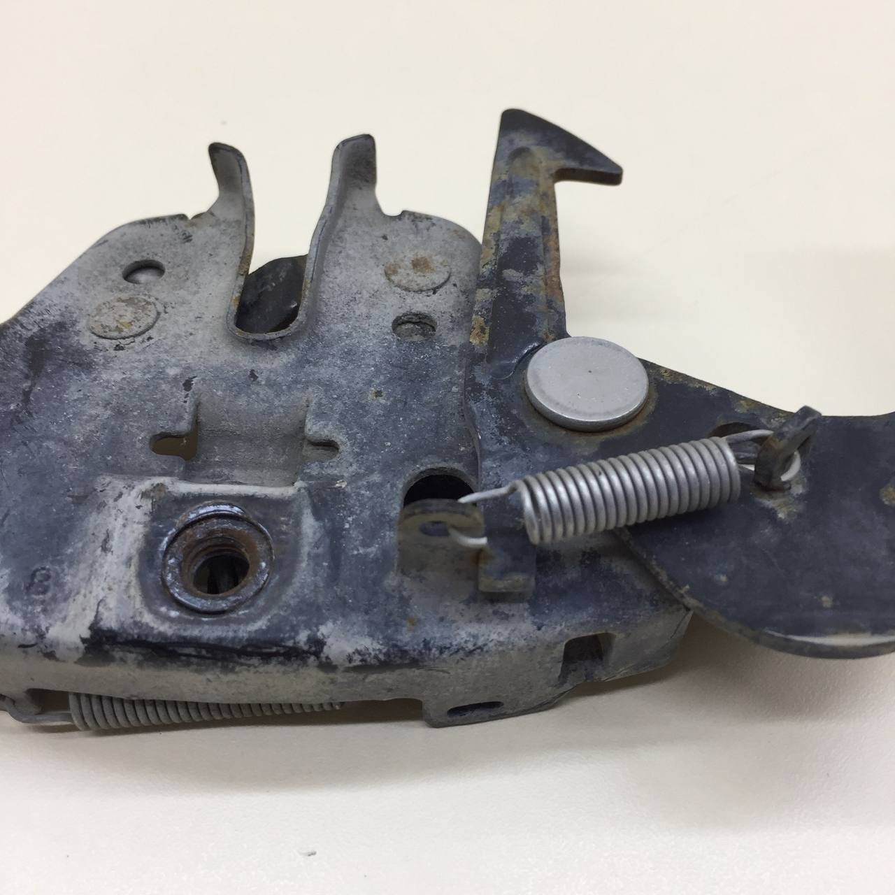 Замок капота Nissan Primera (P12) 2002-2007 Замок капота Nissan Primera (P12) 2002-2007