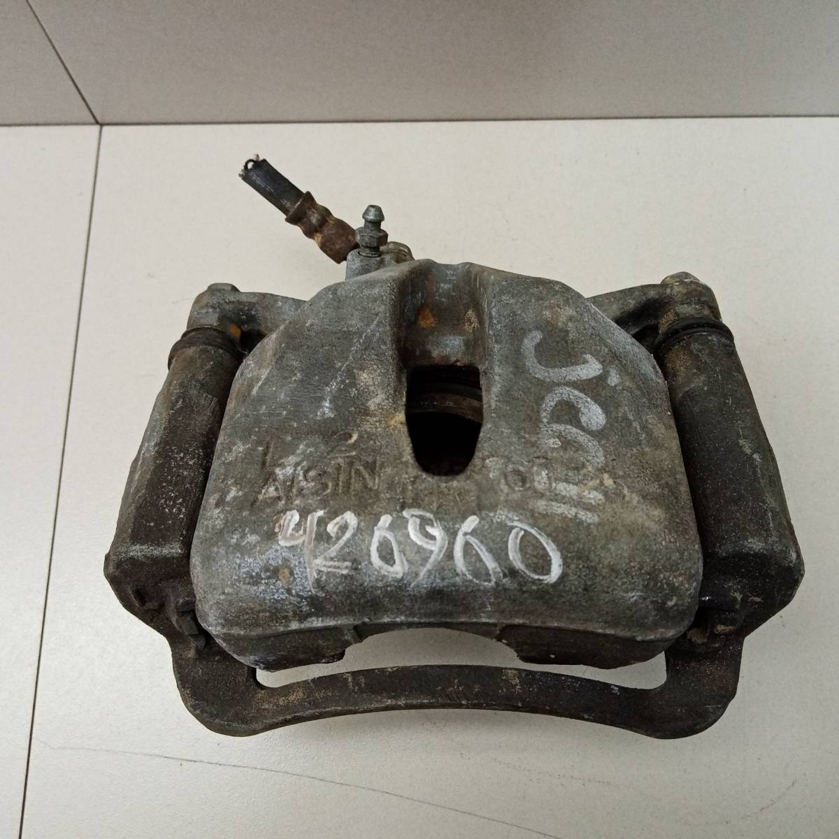 Суппорт передний левый Toyota Progres (G10) 1998-2007 Суппорт передний левый Toyota Progres (G10) 1998-2007