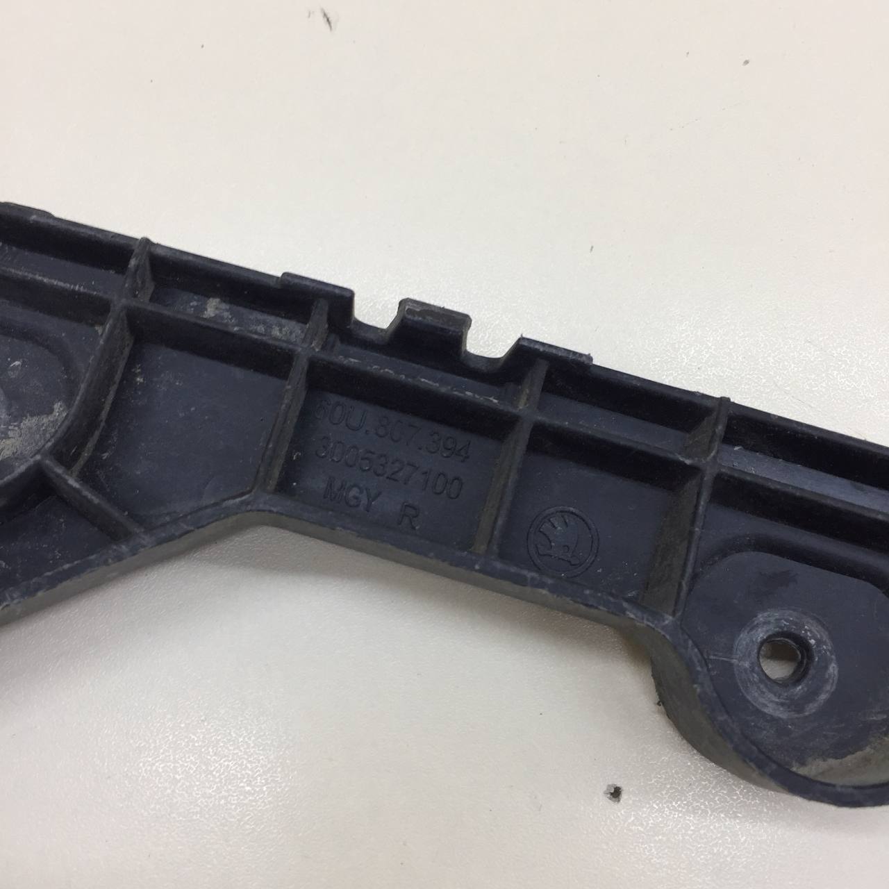 Кронштейн заднего бампера правый Skoda Rapid 2012-2020