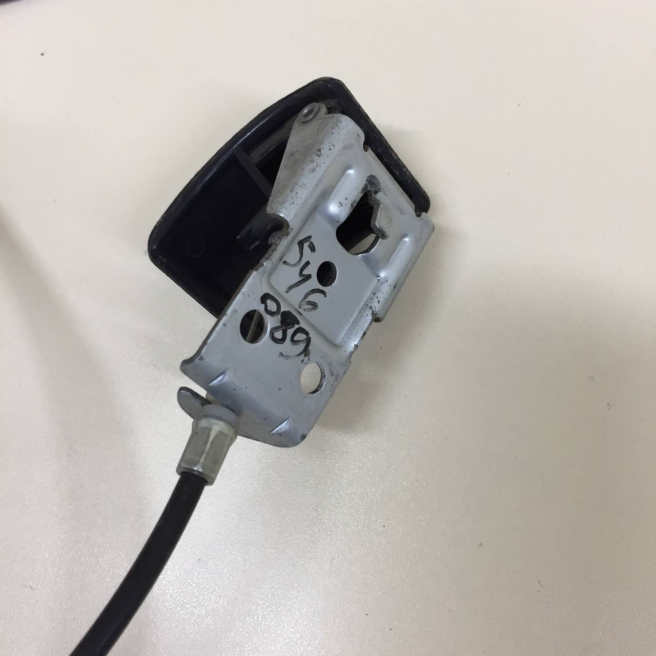Ручка открывания капота Mitsubishi Lancer X (CX, CY) 2007> Ручка открывания капота Mitsubishi Lancer X (CX, CY) 2007>